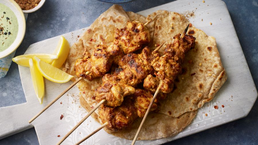 Gà Tikka ăn kèm với bánh mì Naan để tăng thêm hương vị đậm đà