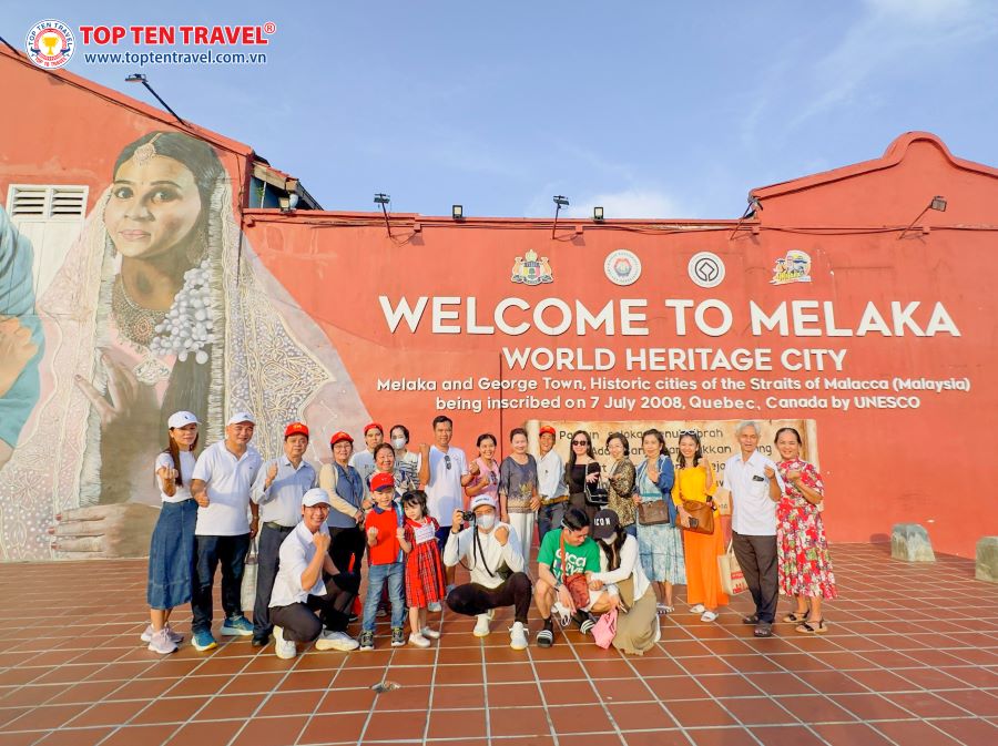 Khách nhà Top Ten Travel trong tour tham quan khám phá Malaysia 