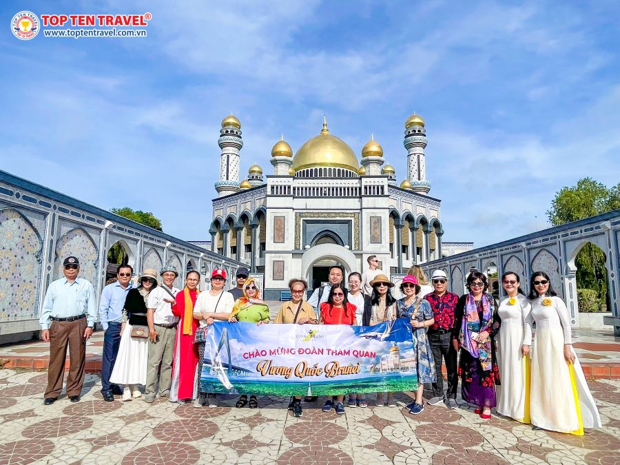 Khách nhà Top Ten tham quan và chụp ảnh trong tour Brunei 