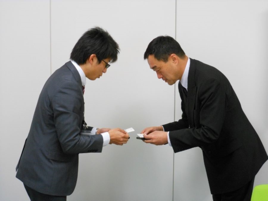 Khi trao đổi danh thiếp trong công việc, người Hàn luôn đưa và nhận bằng hai tay
