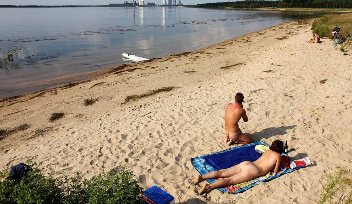 Người Dân Đức thoải mái khỏa thân trên bãi biển