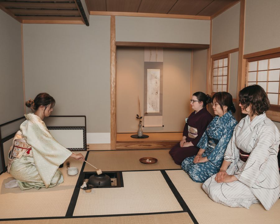 Các trà nhân sẽ ngồi lại và thưởng thức những chén trà nóng ấm với nhau