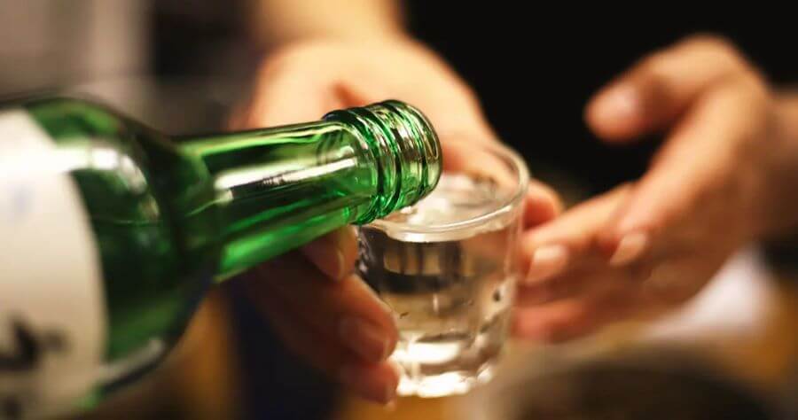 Cúi đầu khi nhận rượu là một hành động thể hiện sự tôn trọng sâu sắc đối với người rót rượu