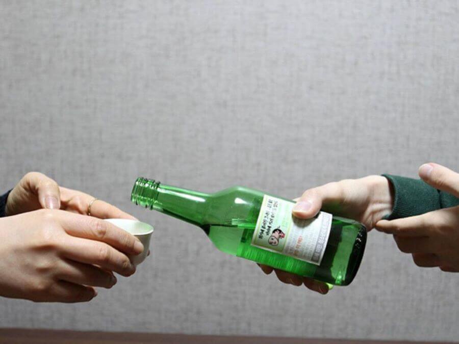 Nếu có dịp đi du lịch Hàn Quốc, bạn sẽ thấy người dân ở đây khi rót rượu thường phải dùng cả hai tay