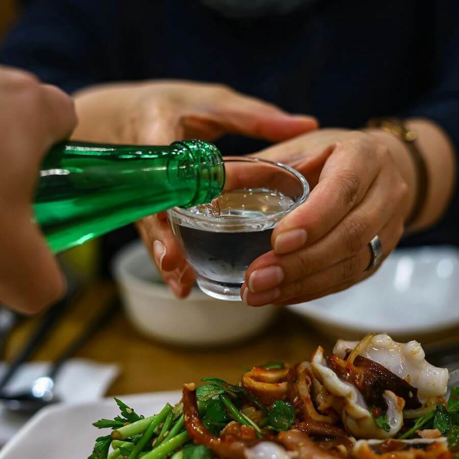 Trong văn hóa uống rượu của người Hàn Quốc, mọi người sẽ rót rượu cho nhau