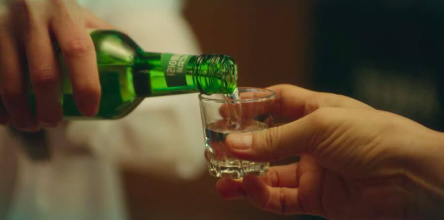 Một điều thú vị trong văn hoá uống rượu của người Hàn mà có thể bạn chưa biết chính là không được rót đầy ly rượu