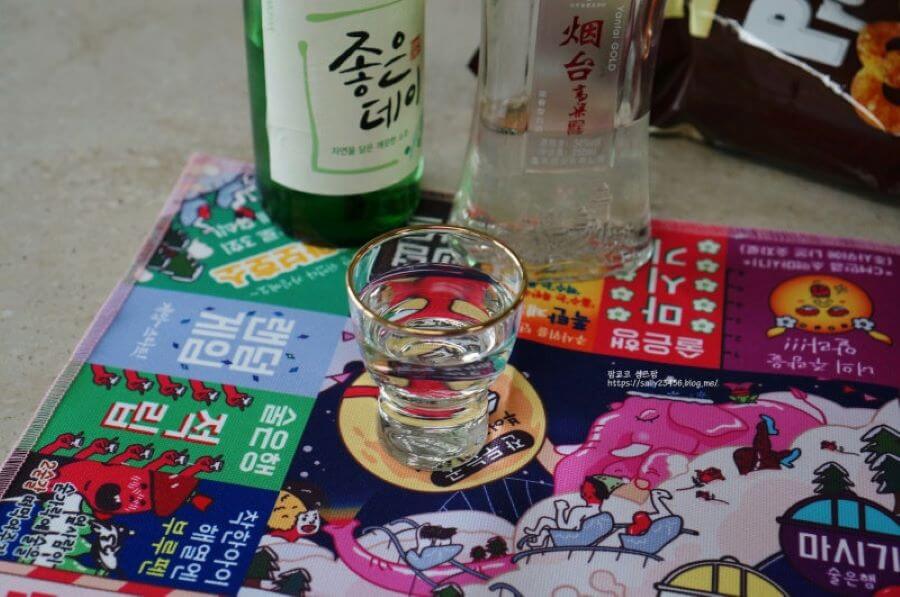 Để tạo nên bầu không khí vui vẻ, trong lúc uống rượu, người Hàn thường kết hợp với nhiều trò chơi thú vị khác nhau