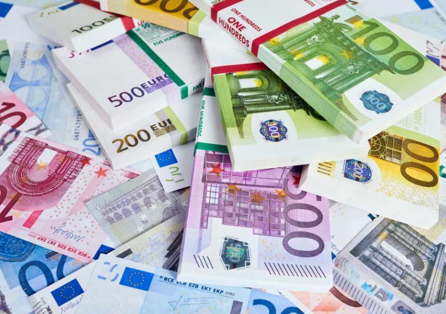 Đồng tiền chung của Châu Âu là Euro, du khách nên lựa chọn đổi nhiều mệnh giá khác nhau để chuyến đi được thuận tiện hơn