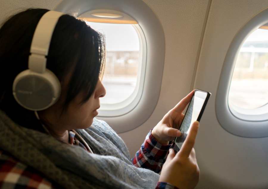 Mang tai nghe lên máy bay không chỉ giúp bạn tận hưởng những giây phút giải trí riêng tư mà còn giúp giảm tiếng ồn xung quanh