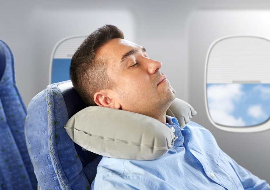 Gối cổ là một vật dụng nhỏ gọn nhưng vô cùng hữu ích giúp Bạn ngủ ngon trong các chuyến bay dài
