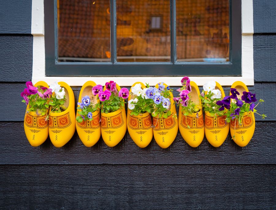 Ngoài sử dụng để đi lại, nhưng chiếc guốc gỗ còn là vật trang trí vô cùng lý tưởng