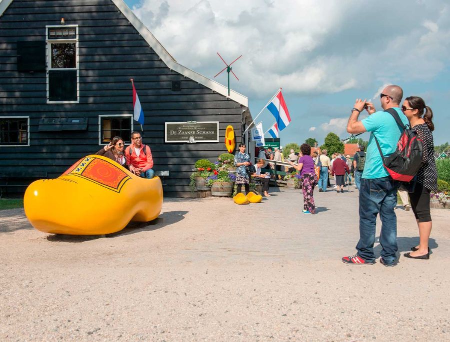 Khách đến du lịch Hà Lan rất thích được checkin cùng những chiếc guốc gỗ khổng lồ