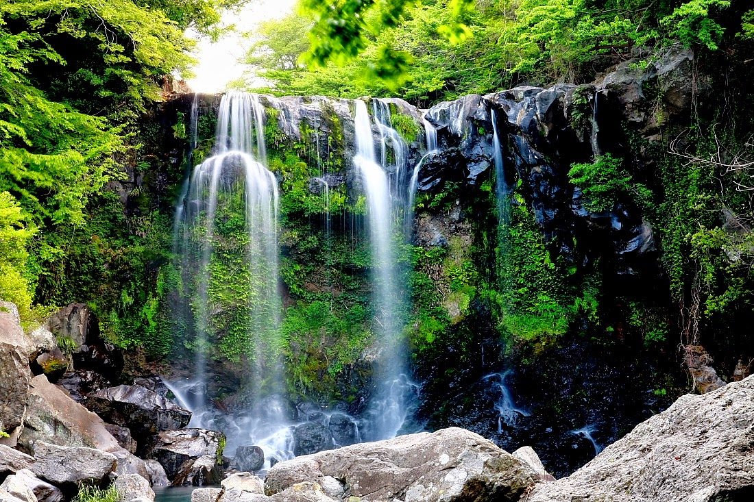 Thác Cheonjiyeon với vẻ đẹp đầy mê hoặc đã trở thành điểm đến hấp dẫn du khách bốn phương khi đi du lịch Jeju