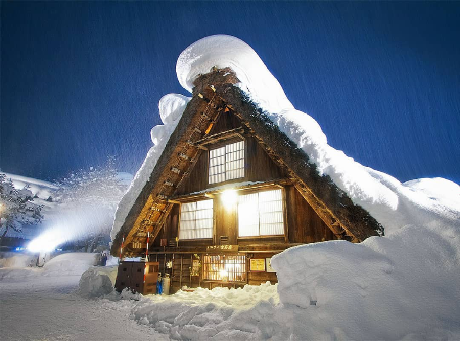 Check-in tại những ngôi nhà cổ Gassho Zukuri là trải nghiệm thú vị tại Làng cổ Shirakawa-go mùa tuyết trắng