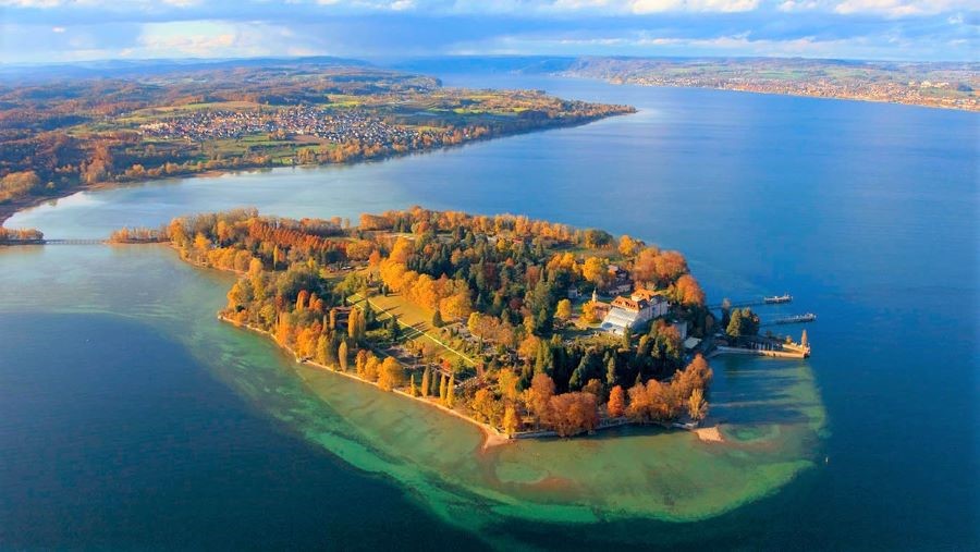 Toàn cảnh hồ Constance nhìn từ trên cao với sắc thu bao phủ