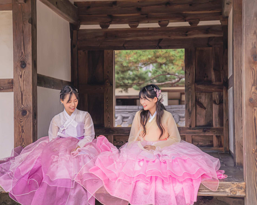 Một trong những điều không thể bỏ qua khi đến Làng cổ Jeonju chính là khoác lên mình những bộ Hanbok truyền thống