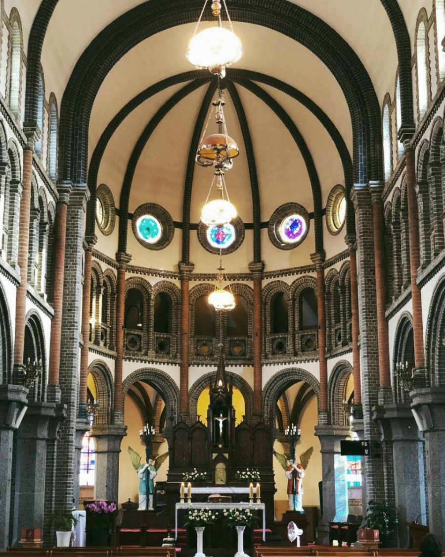 Nhà thờ Công giáo Jeondong là một điểm nhấn kiến trúc độc đáo và là nơi linh thiêng để du khách tìm đến cầu nguyện