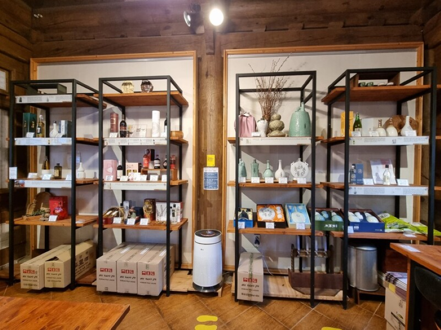 Bảo tàng đồ uống có cồn truyền thống Jeonju chắc chắn là điểm đến không thể bỏ qua khi đến với Làng cổ Jeonju
