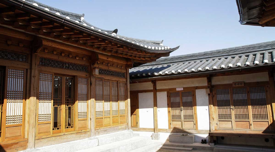 Tọa lạc tại khu Gahoe-dong cổ kính, Nhà của Baek Inje là một tác phẩm kiến trúc độc đáo, mang đậm dấu ấn lịch sử