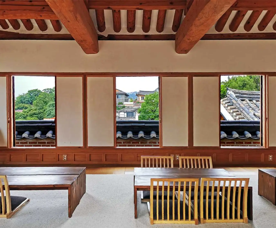 Hội trường Bukchon Hanok là một điểm đến không thể bỏ qua cho những ai yêu thích văn hóa truyền thống Hàn Quốc