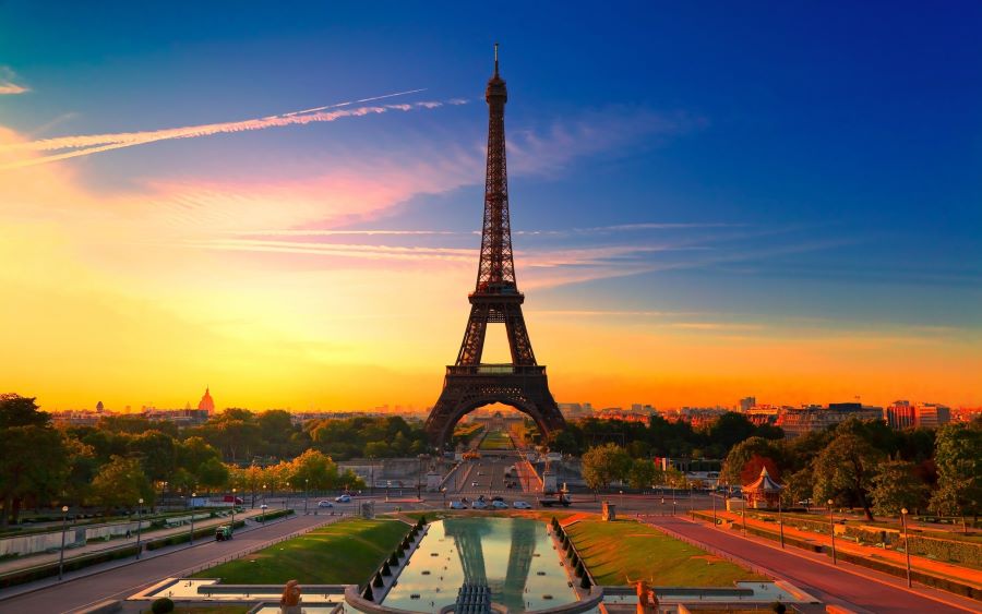 Đứng trên đỉnh tháp, bạn sẽ được chiêm ngưỡng toàn cảnh Paris hoa lệ, một bức tranh tráng lệ khiến bất cứ ai cũng phải say mê
