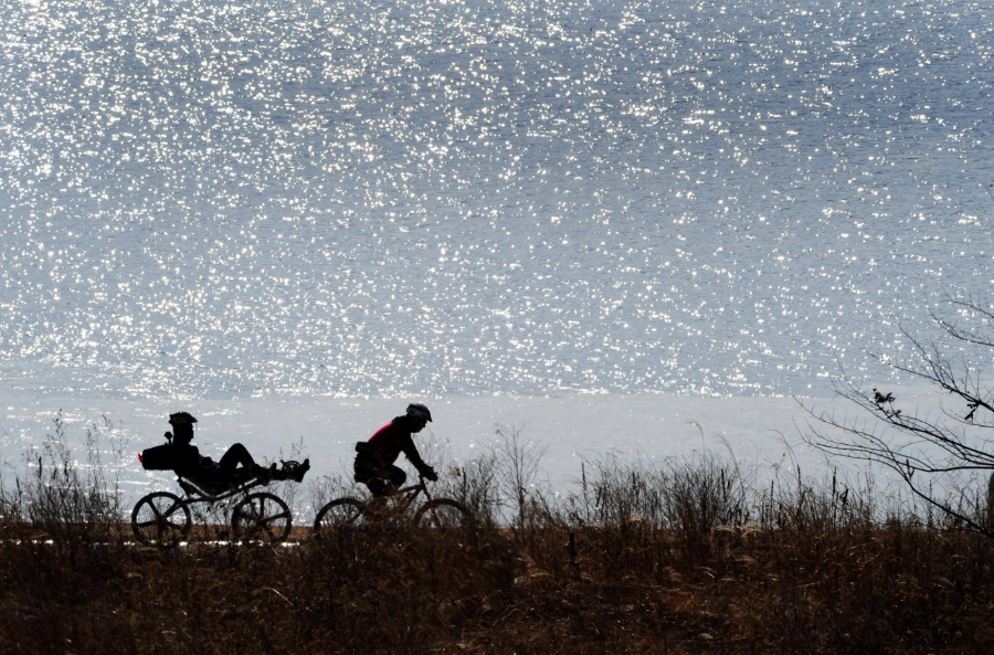 Đạp xe dọc theo bờ sông Hàn là một trong những cách tuyệt vời nhất để khám phá Seoul