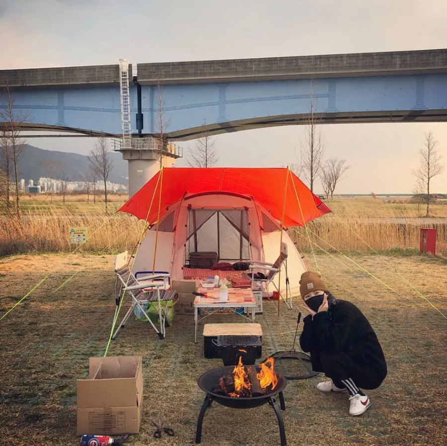 Cắm trại là một trong những hoạt động được nhiều du khách yêu thích khi đến với sông Hàn