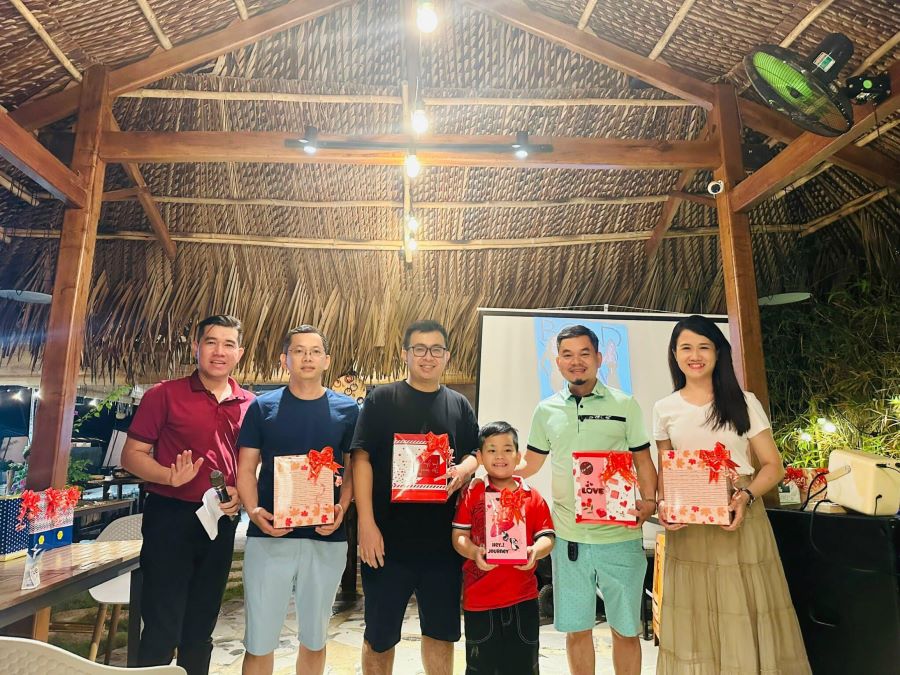 Ngoài vui chơi thì buổi Camping còn là dịp để biểu dương các cá nhân đạt thành tích xuất sắc