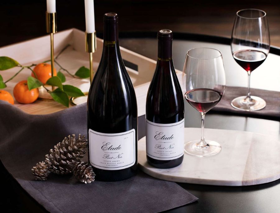 Chai rượu vang Pinot Noir thanh lịch thích hợp cho mọi bữa tiệc