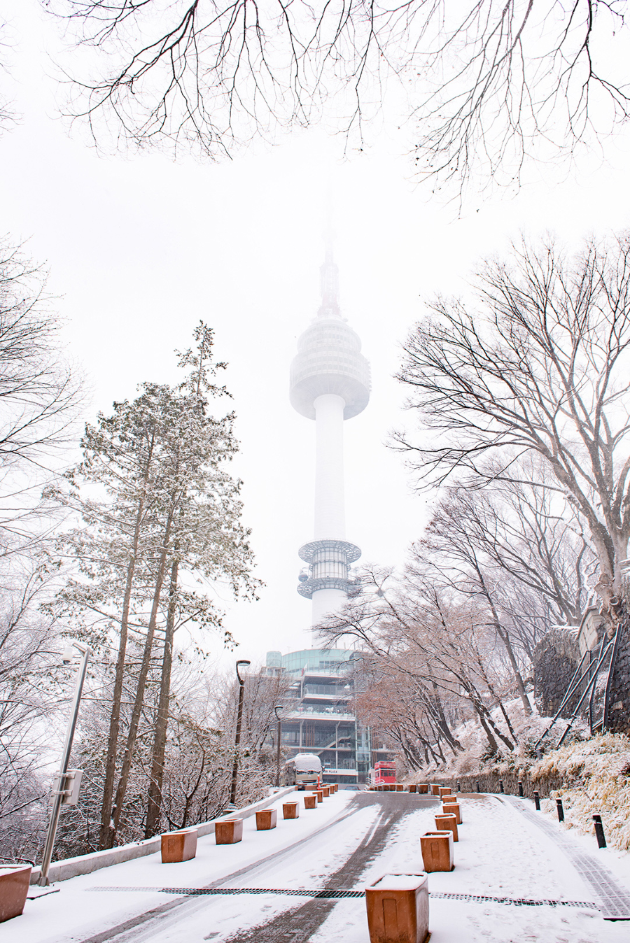 Tháp Namsan là một trong những địa điểm ngắm tuyết lý tưởng mà bạn không nên bỏ qua khi đi du lịch Hàn Quốc