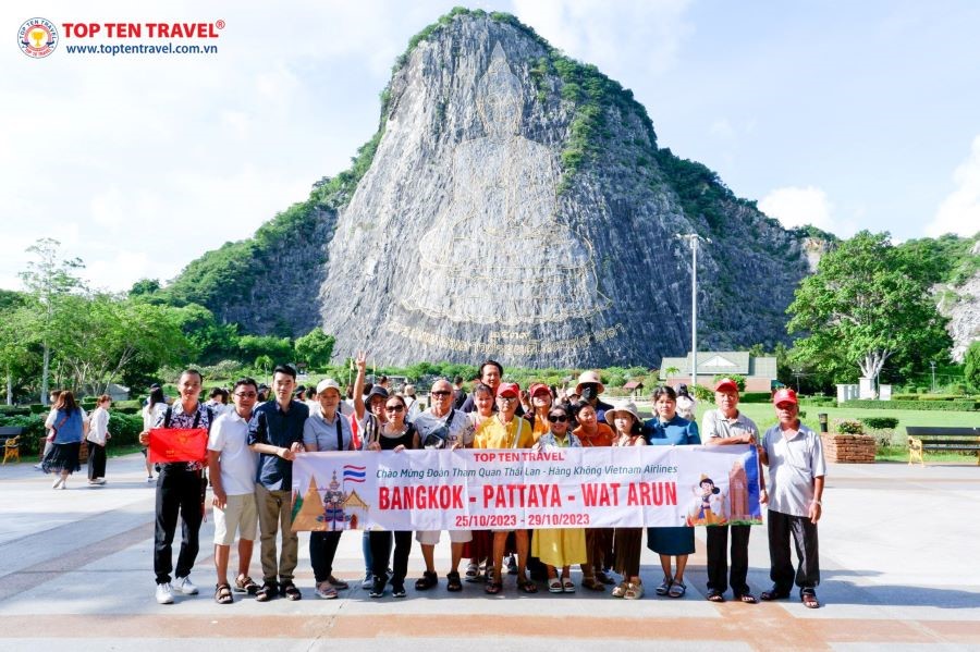 Khách nhà Top Ten Travel tham quan và check-in tại công trình Trân Bảo Phật Sơn