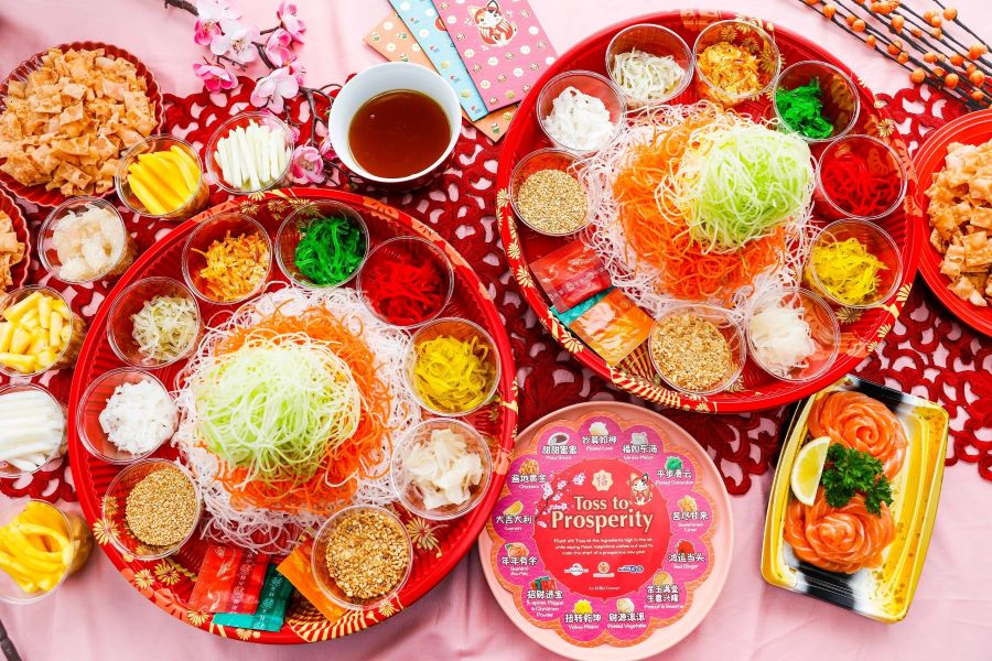 Món gỏi Yu Sheng được trình bày trên một chiếc đĩa tròn rất lớn 