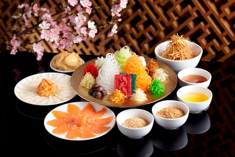 Món gỏi Yu Sheng sử dụng nhiều loại nguyên liệu khác nhau trông vô cùng bắt mắt và hấp dẫn