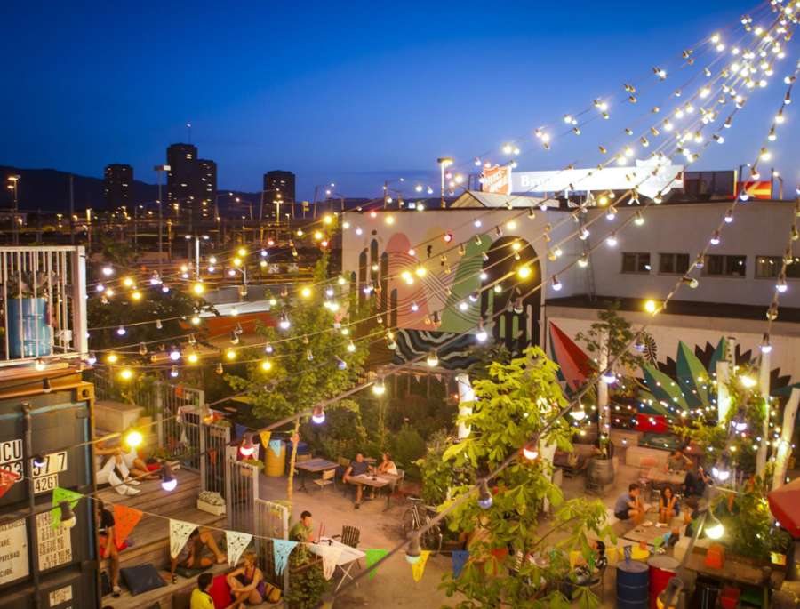 Zurich West sở hữu nhiều quán bar, câu lạc bộ đêm, nhà hàng và các địa điểm tổ chức sự kiện độc đáo