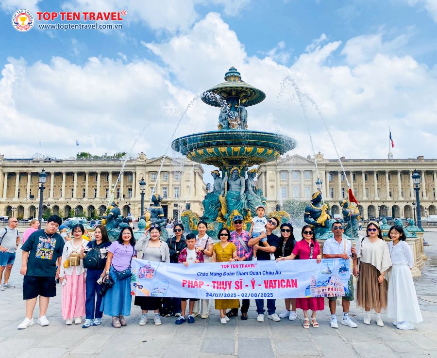 Đoàn khách nhà Top Ten Travel trong hành trình tour Pháp - Thuỵ Sĩ - Ý vào dịp Tết