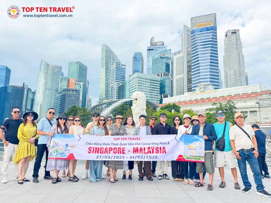 Đoàn khách Top Ten Travel tham quan các điểm đến nổi bật trên tour