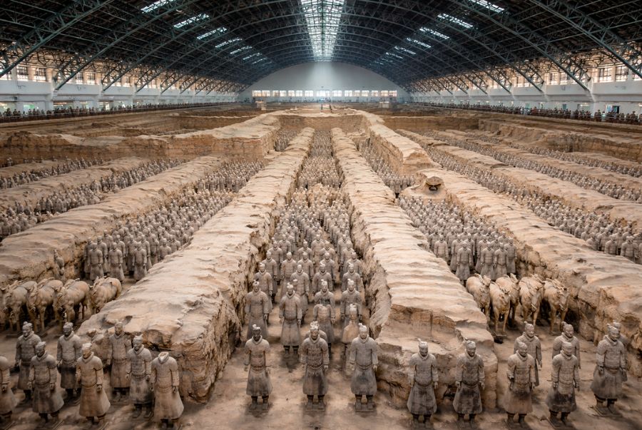 Đội quân đất nung Tây An là một quần thể tượng binh sĩ bằng đất nung có quy mô và mức độ tinh xảo cực kỳ cao