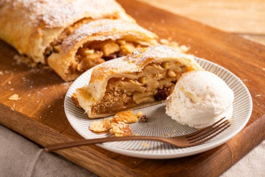 Apfelstrudel là món bánh táo cuộn nổi tiếng của Trung Âu