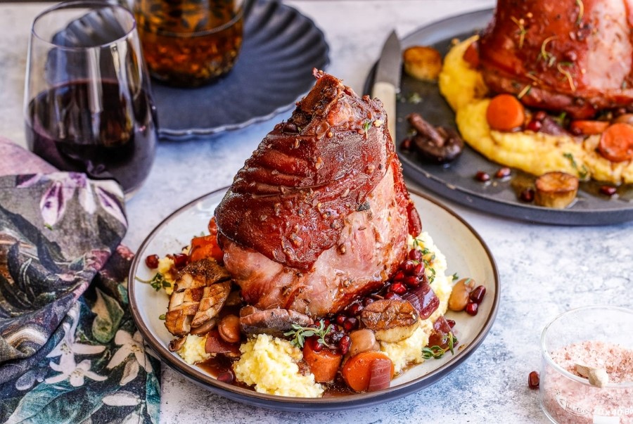 Eisbein là món chân giò heo hầm phổ biến tại Berlin, thường ăn kèm dưa cải chua và khoai tây