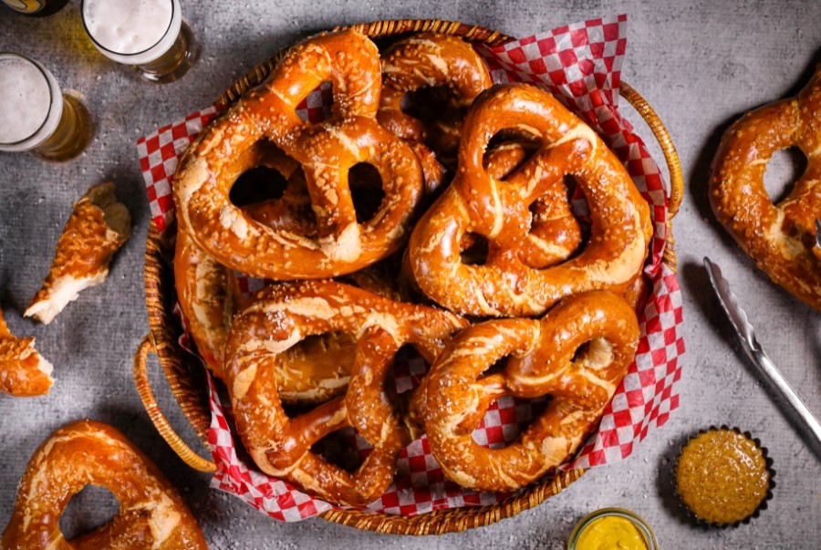 Pretzel là loại bánh mì xoắn nổi tiếng của vùng Bavaria, thường được ăn kèm bia hoặc phô mai Obatzda.