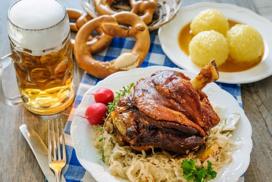 Schweinshaxe là món chân giò heo quay giòn nổi tiếng của vùng Bavaria