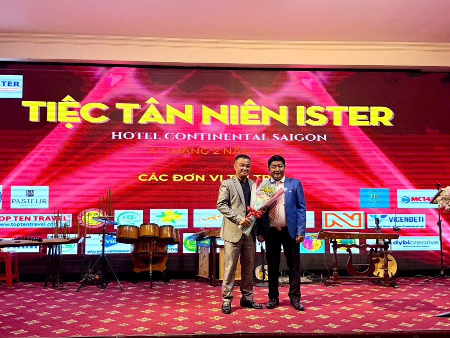 Ông Dương Bá Hưng nhận hoa tri ân các nhà tài trợ từ đại diện ISTER